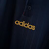Ropa deportiva Adidas estampada en tela negra con detalles en azul y logo en dorado.