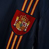 Escudo de España en uniforme deportivo con diseño moderno y auténtico.