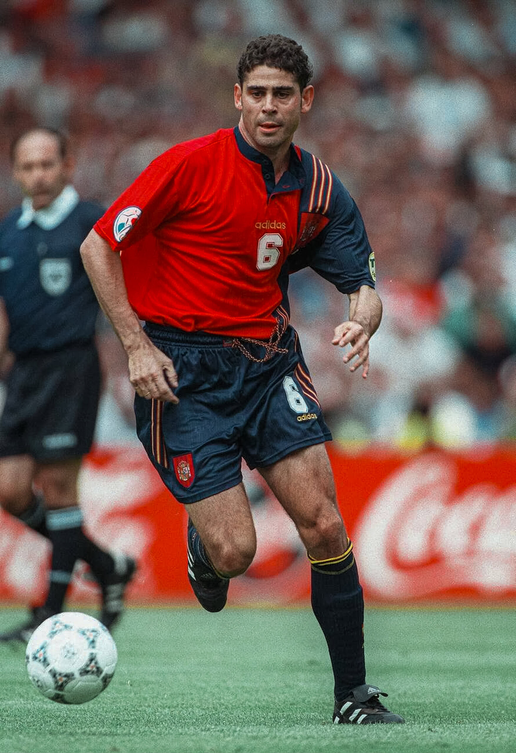 1. Jugador de fútbol en acción vistiendo uniforme de España durante partido oficial.
