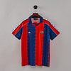 Camisa de fútbol del FC Barcelona, estilo vintage, con pendientes a rayas rojas y azules.