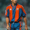 Jugador de fútbol con uniforme del FC Barcelona, en acción en el campo.