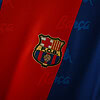 Escudo del FC Barcelona en tela de uniforme de fútbol. Diseño clásico y colorido, ideal para fanáticos del deporte y la moda deportiva.