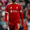 1. Jugador de fútbol con uniforme de Liverpool en partido importante.
