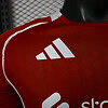 Demasiado | Póster del logotipo de Adidas en camiseta deportiva roja, para look atlético y moda fitness.