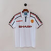 Camisa de fútbol Manchester United vintage, ideal para coleccionistas y fans deportivos.