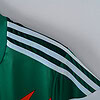 1.ropa deportiva verde con franjas blancas y negras, diseño moderno y cómodo para entrenar.