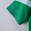 Camiseta deportiva verde con detalles blancos para entrenamiento y activdad física.