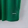 Camiseta deportiva verde con tecnología Climacool para rendimiento y comodidad.