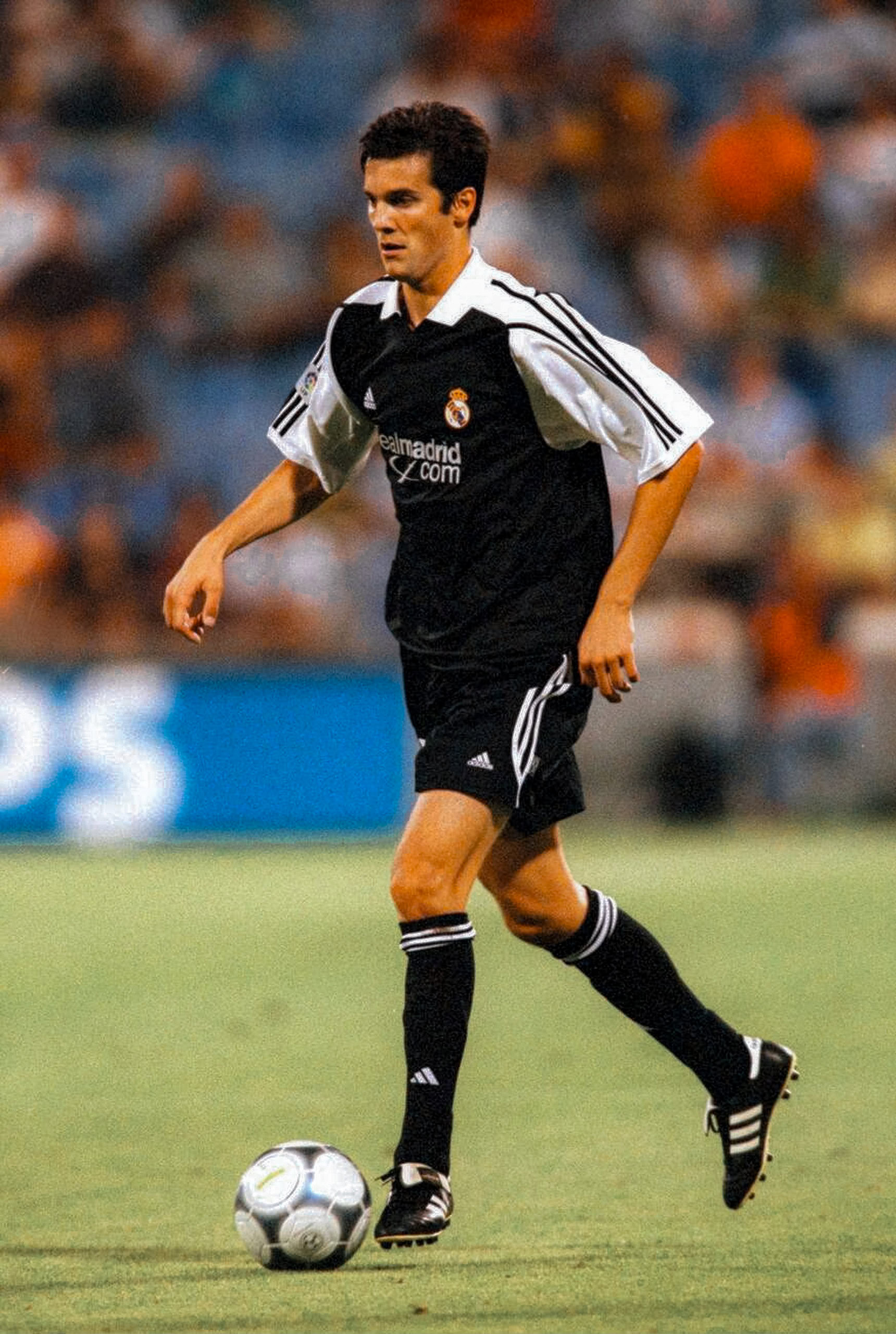 Jugador de fútbol con uniforme del Real Madrid en el campo de juego.