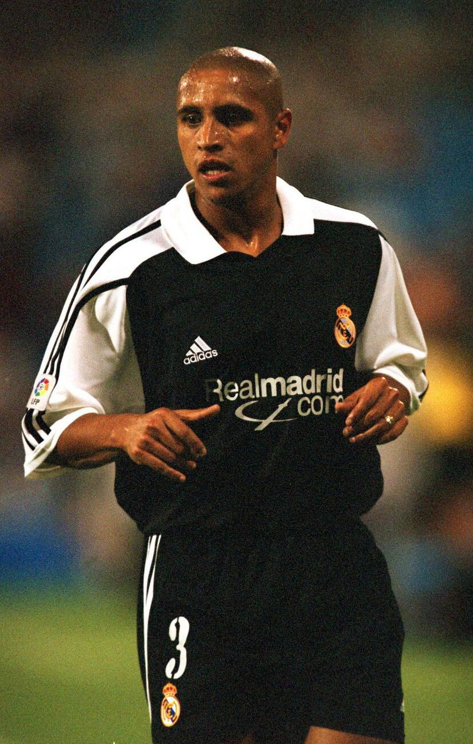 Jugador de fútbol profesional en uniforme del Real Madrid, en acción durante un partido de la liga.