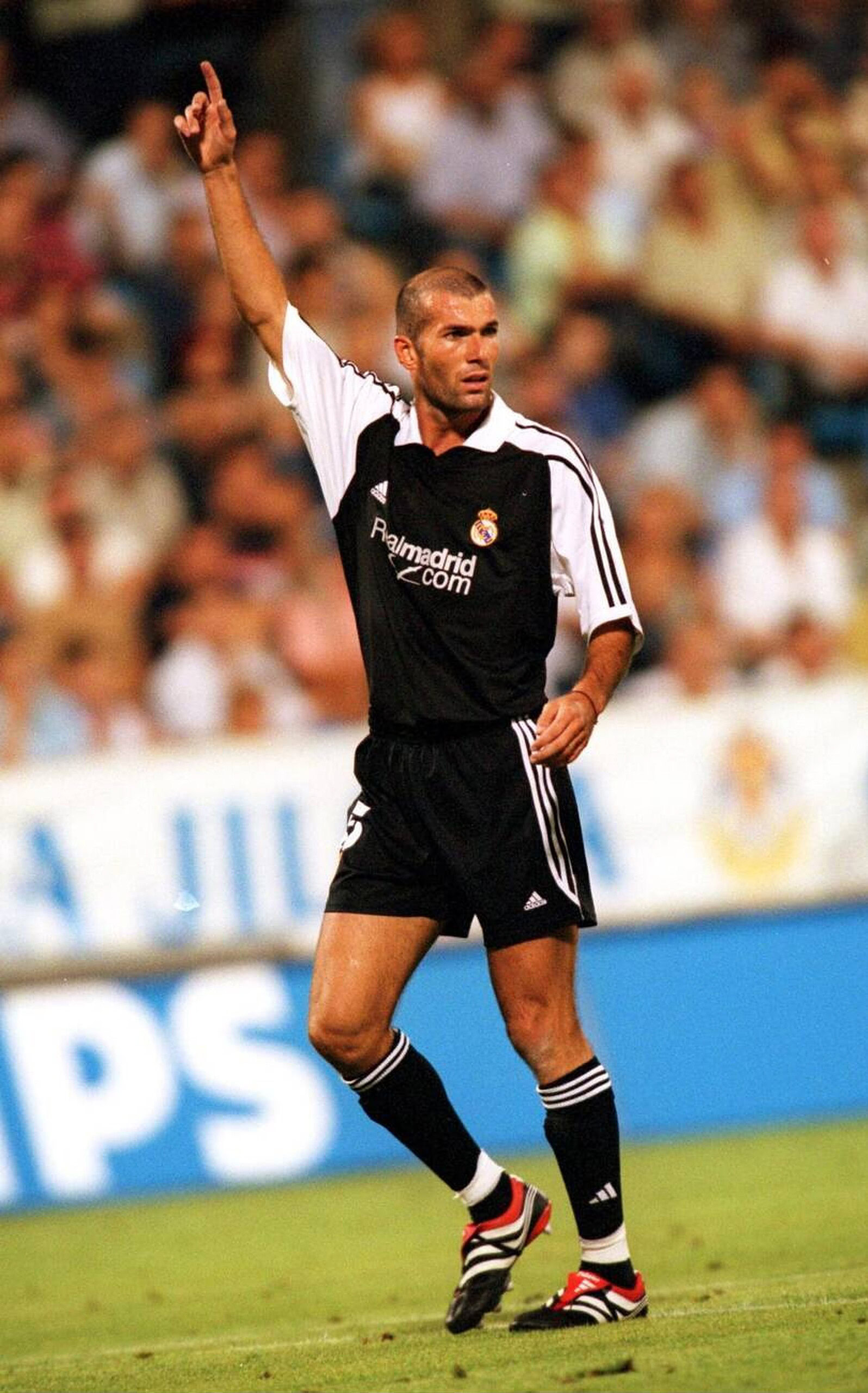 1. Jugador de fútbol en acción con camiseta de Real Madrid en el campo.