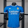 Equipación de fútbol del Real Madrid, camiseta azul con logotipo oficial y patrocinador. Perfecta para fanáticos y coleccionistas.