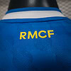 RMCF en uniforme deportivo de entrenamiento o partido, estilo y rendimiento en una prenda de calidad.