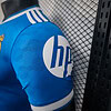 Prótesis de fútbol con logo de hp en colores azul y blanco en exhibición.