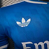 1. Logo de Adidas en camiseta deportiva azul con diseño de círculos.