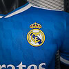 Logo del escudo del Real Madrid en camiseta deportiva azul con detalles y diseño exclusivo.