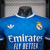 Representación de camiseta de fútbol del Real Madrid, equipo de La Liga, con logotipo y patrocinio.