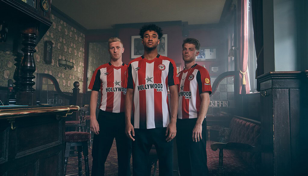 Camisas de fútbol con logo de Hollywood Bets en un bar vintage, estilo clásico y elegante.