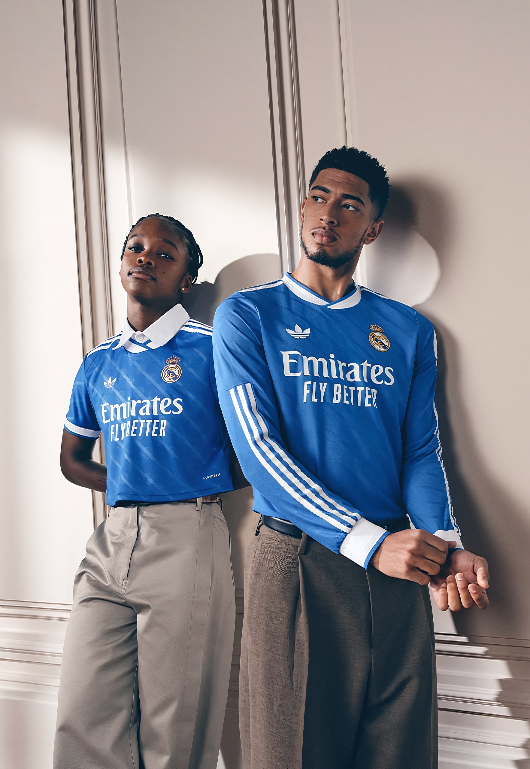 Jugadores de fútbol con camiseta de Real Madrid en campaña de marketing.