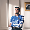 1. Joven con uniforme del Real Madrid en ambiente elegante, imagen moderna.