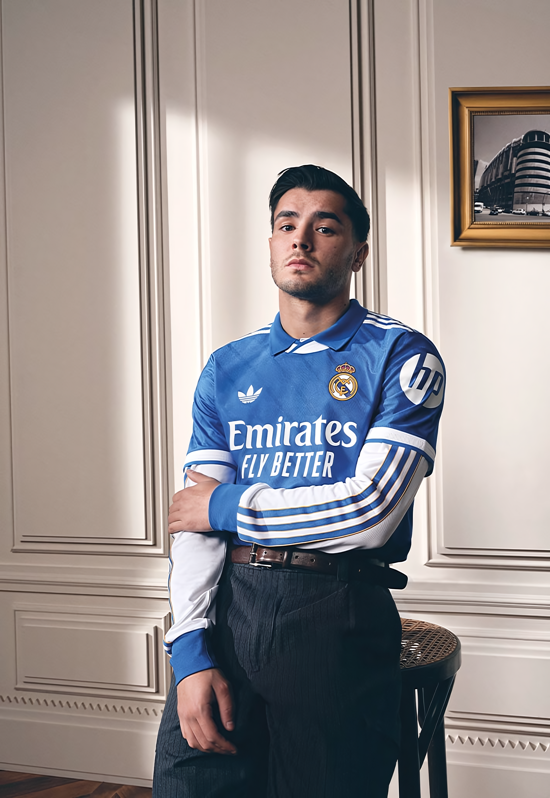 1. Joven con uniforme del Real Madrid en ambiente elegante, imagen moderna.