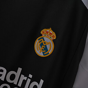 Escudo del equipo de fútbol Real Madrid en una bolsa deportiva negra.