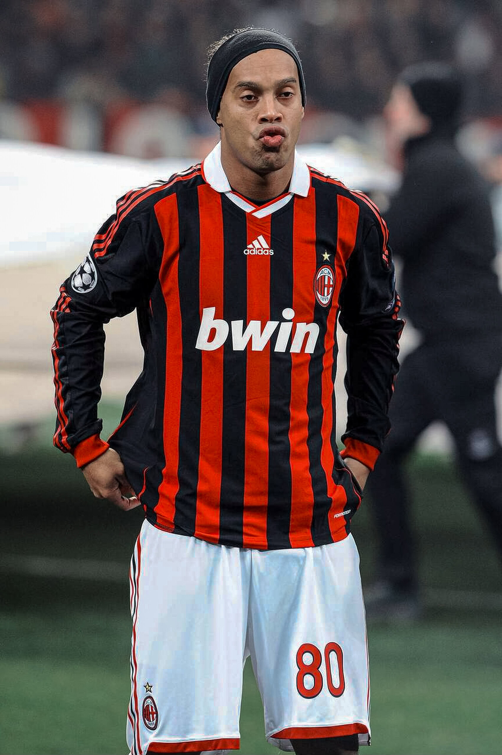 Jugador de fútbol con camiseta del AC Milan en acción.