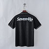 Jugador de fútbol con camiseta de diseño exclusivo y marca Seven Up | Ropa deportiva de alta calidad.