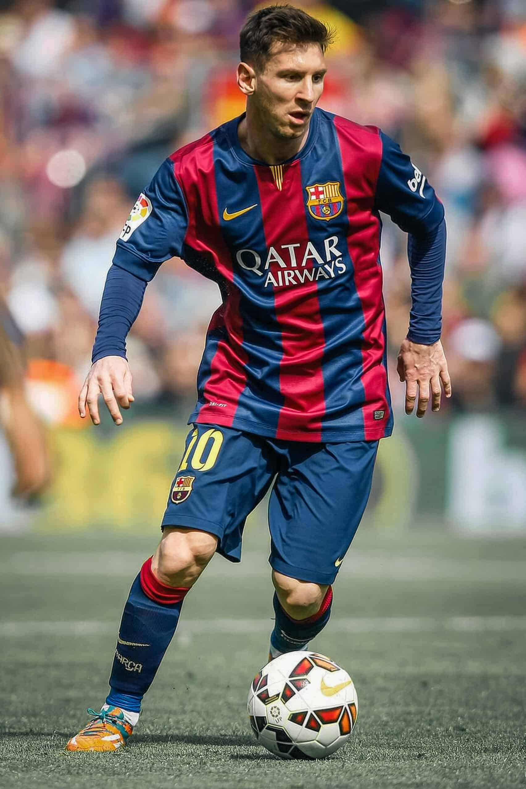 Joven futbolista en acción, jugando con camiseta del FC Barcelona y balón en cancha.