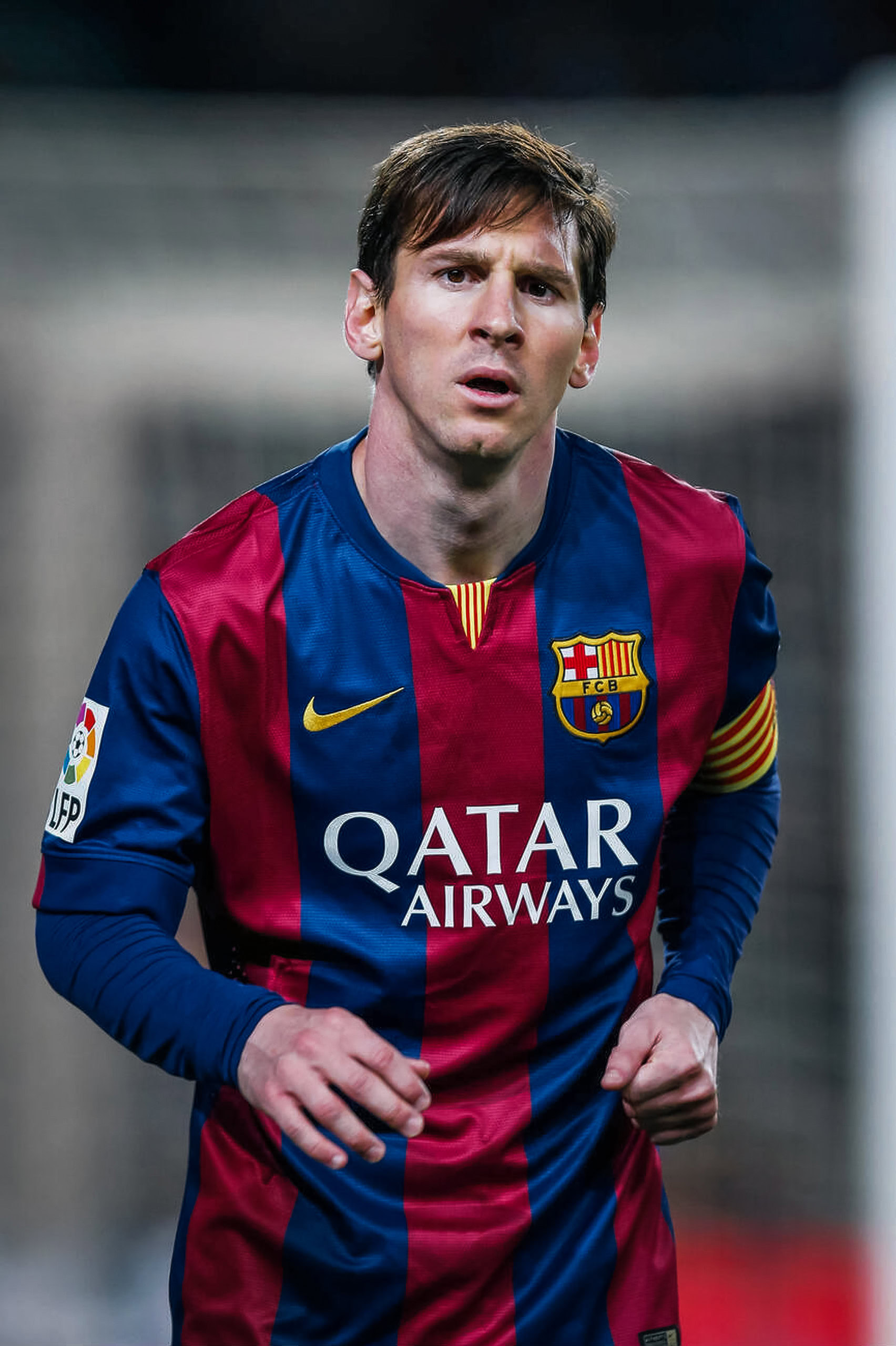 Atl text: Futbolista con camiseta del Fútbol Club Barcelona en acción y concentración.