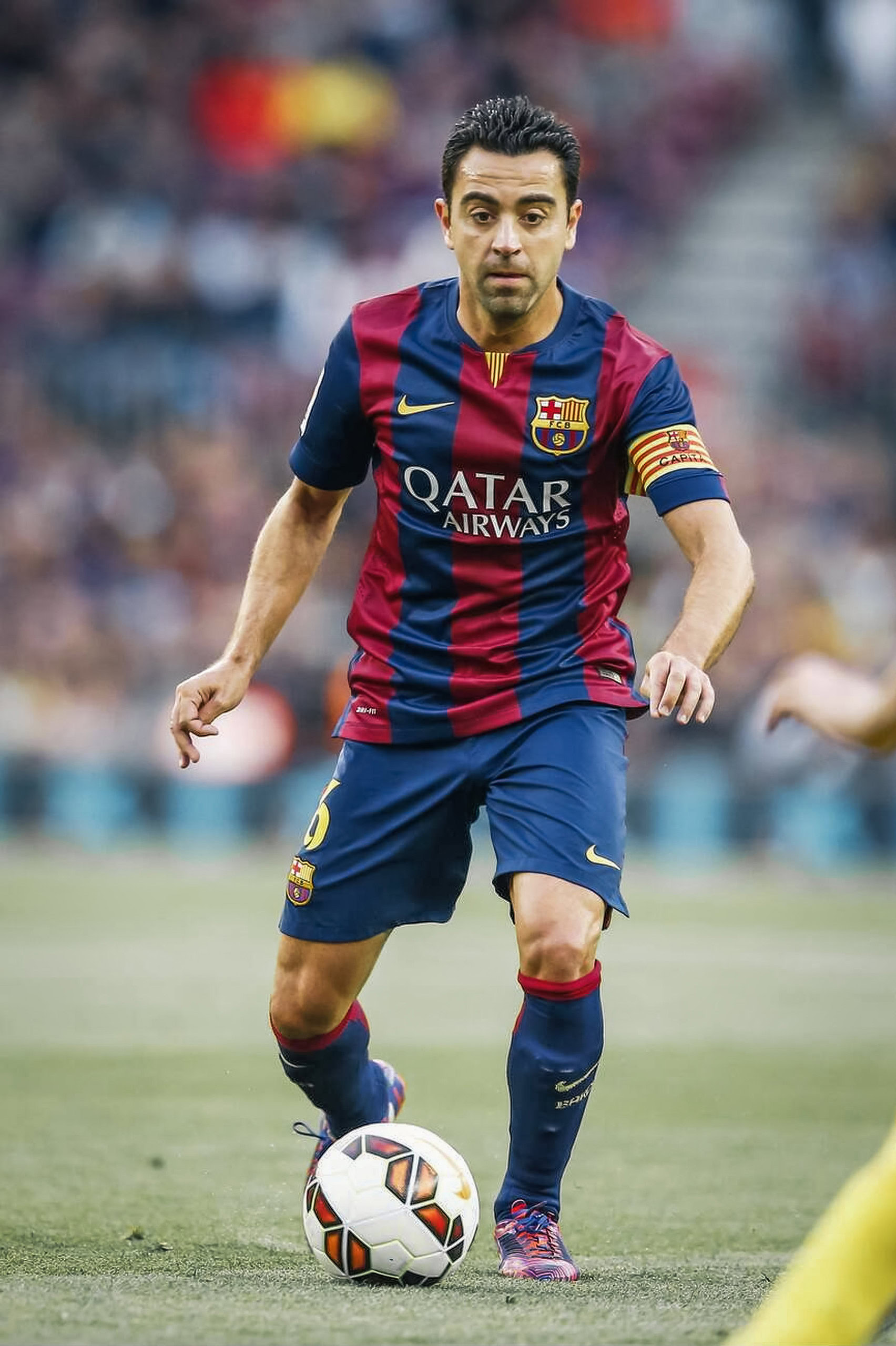 Futbolista con camiseta del FC Barcelona en acción en el campo de juego.