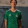 1. Camiseta de fútbol de México, diseño moderno y colores patrioticos para amantes del deporte.