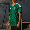 1. Camiseta de fútbol de México, diseño gráfico moderno, preparada para fans y deportistas.
