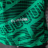 Resiliencia y tecnología en ropa deportiva con tecnología ClimaCool+ para máxima frescura.