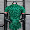 Protección de maillot de fútbol con diseño tribal en verde y detalles en rojo y blanco para rendimiento deportivo.