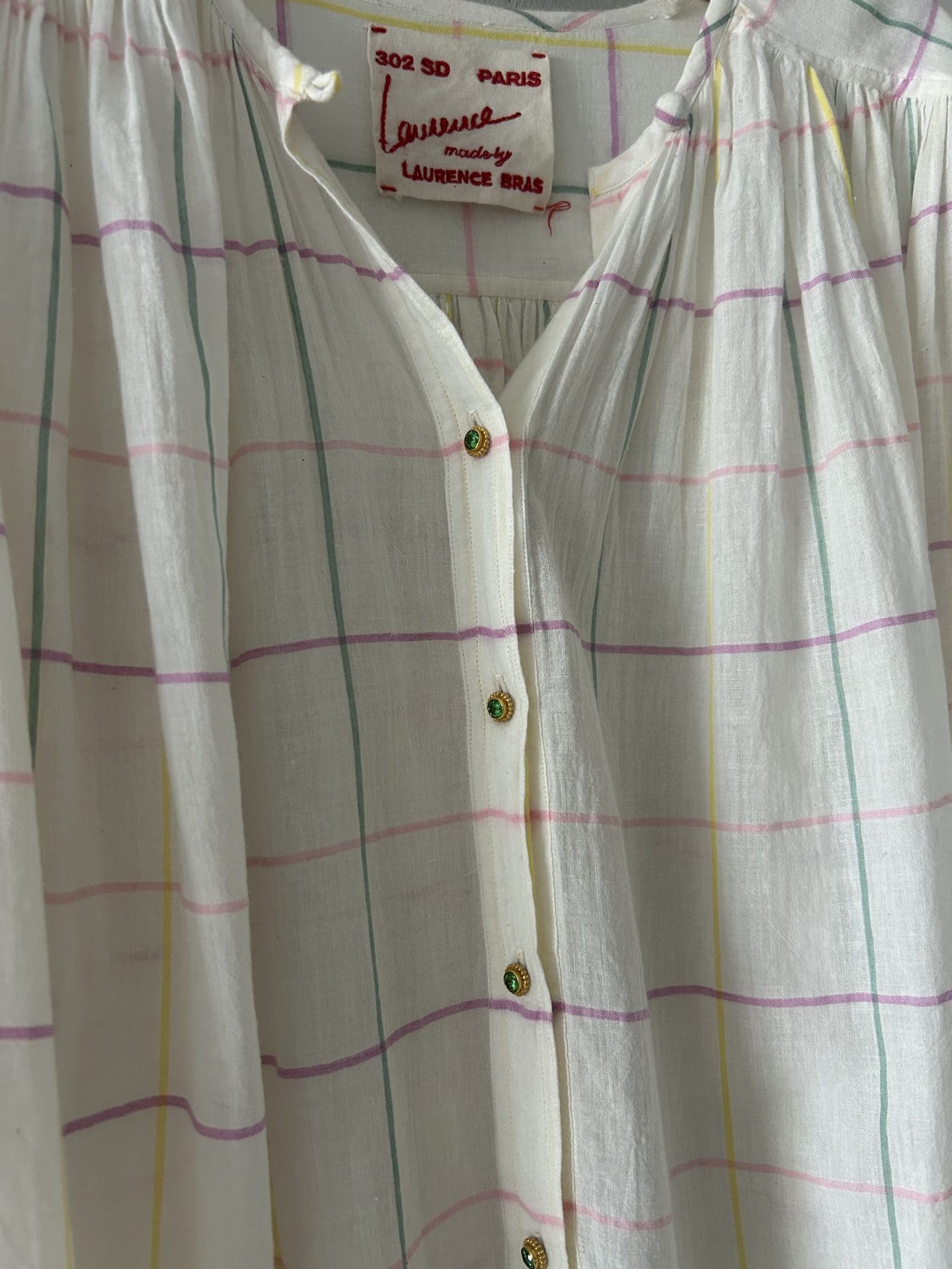 Blouse Laurence Bras, boutons bijoux verts – Image 5