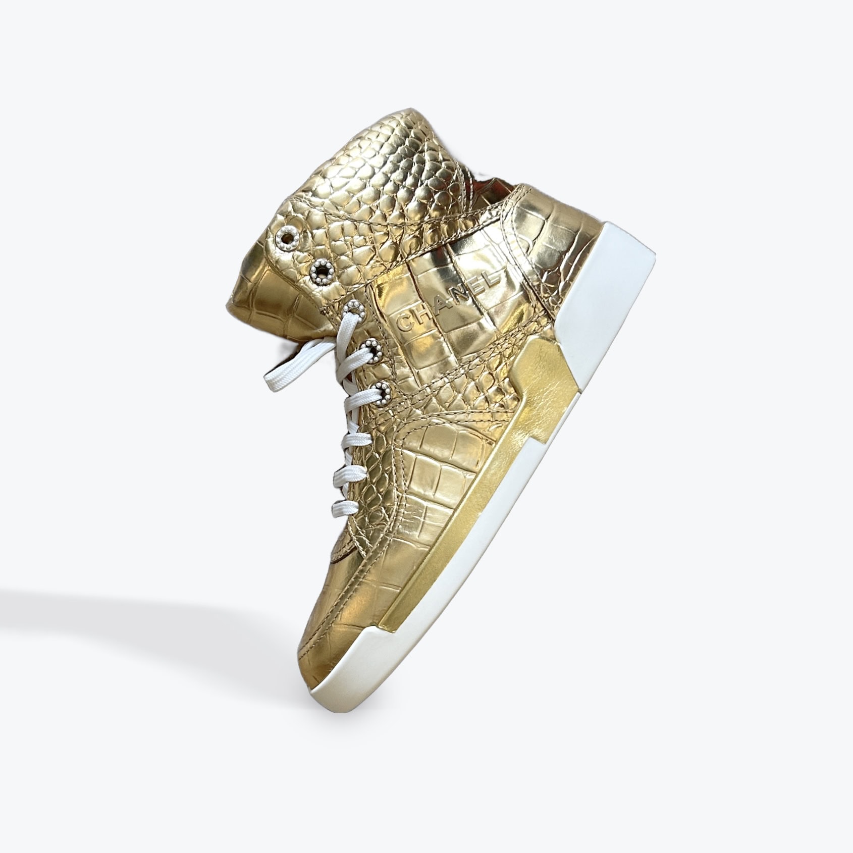 Sneakers Chanel, cuir embosse croco or