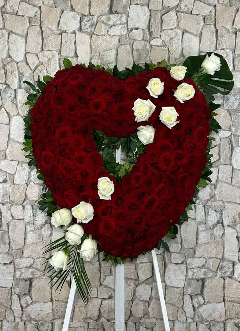 Corona de rosas rojas