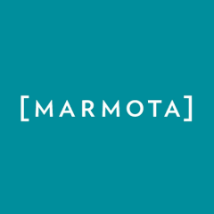 Logotipo de Marmota, empresa de turismo rural en Burgos, con fondo azul y texto blanco.