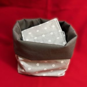 Panier réversible et 8 lingettes (débarbouillettes) assorties