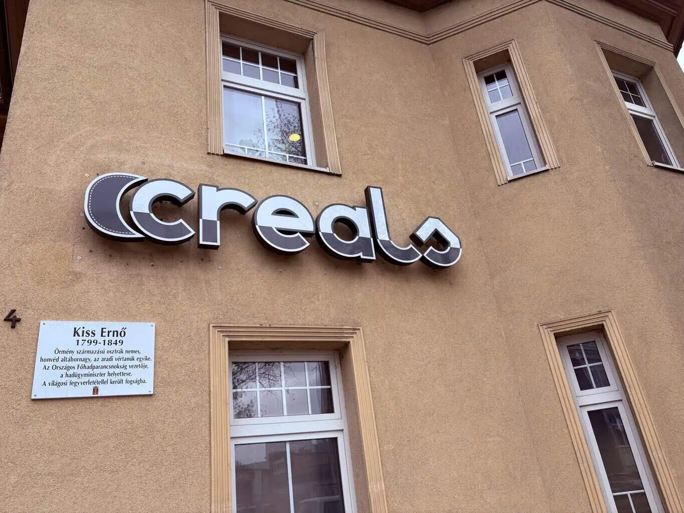 Iroda és bemutatóterem: