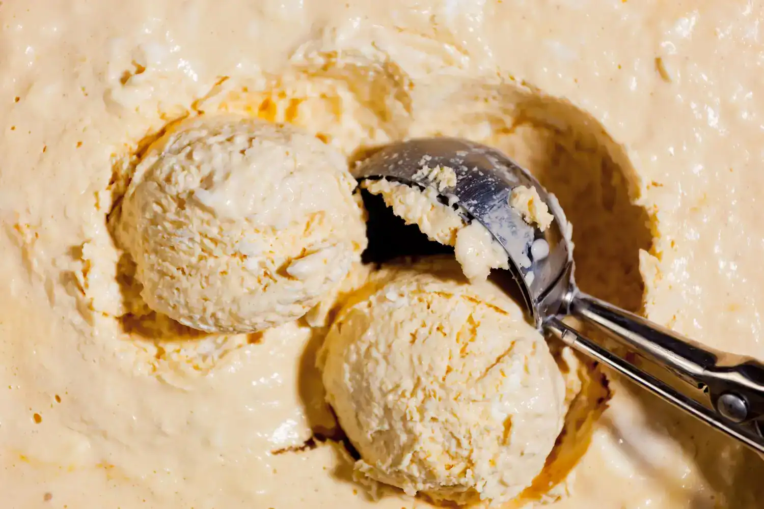 Delicious homemade honeycomb ice cream with crunchy toffee pieces and creamy texture. Perfect for de.