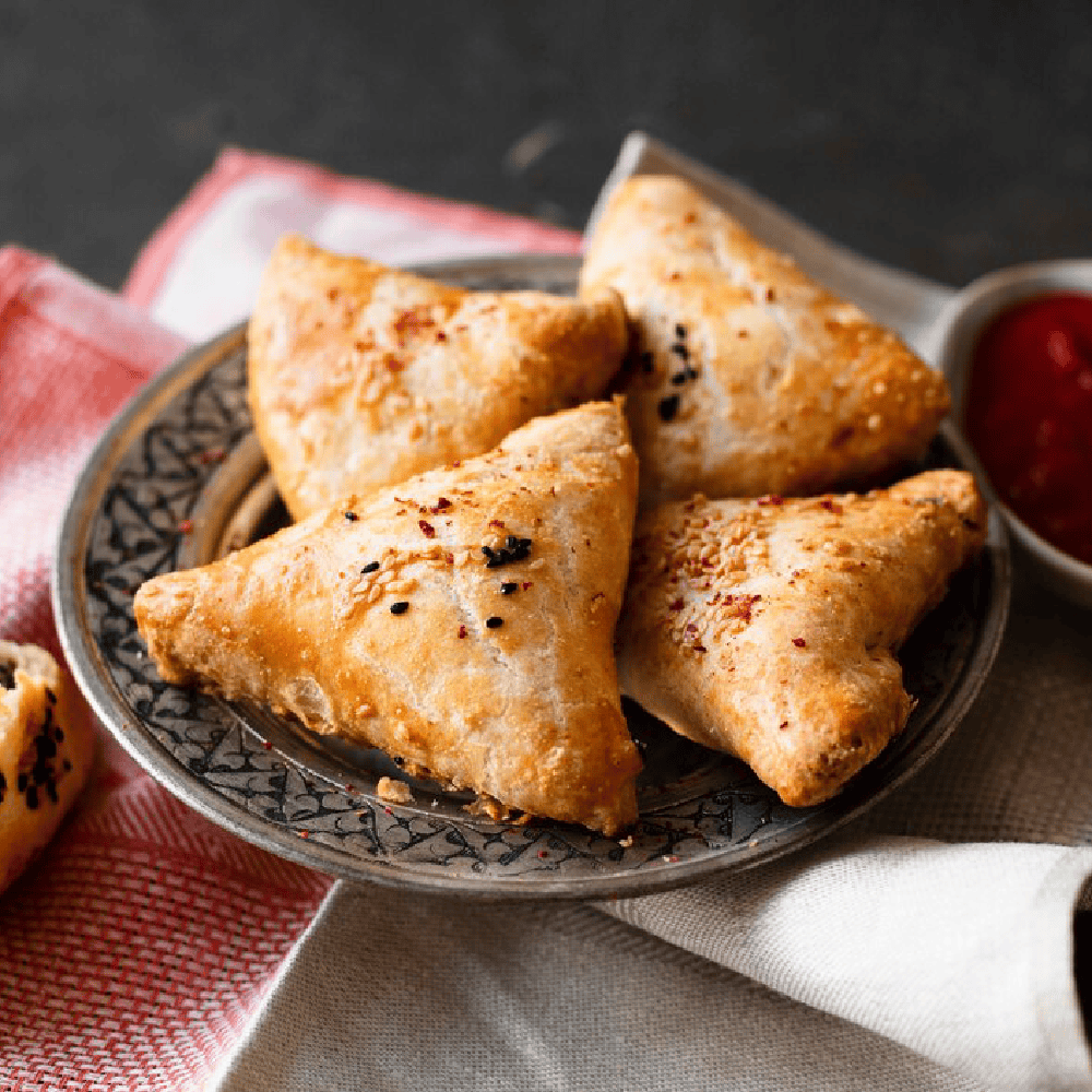 Crispy samosas with Indian spices and chutney for authentic Indian cuisine Windang.