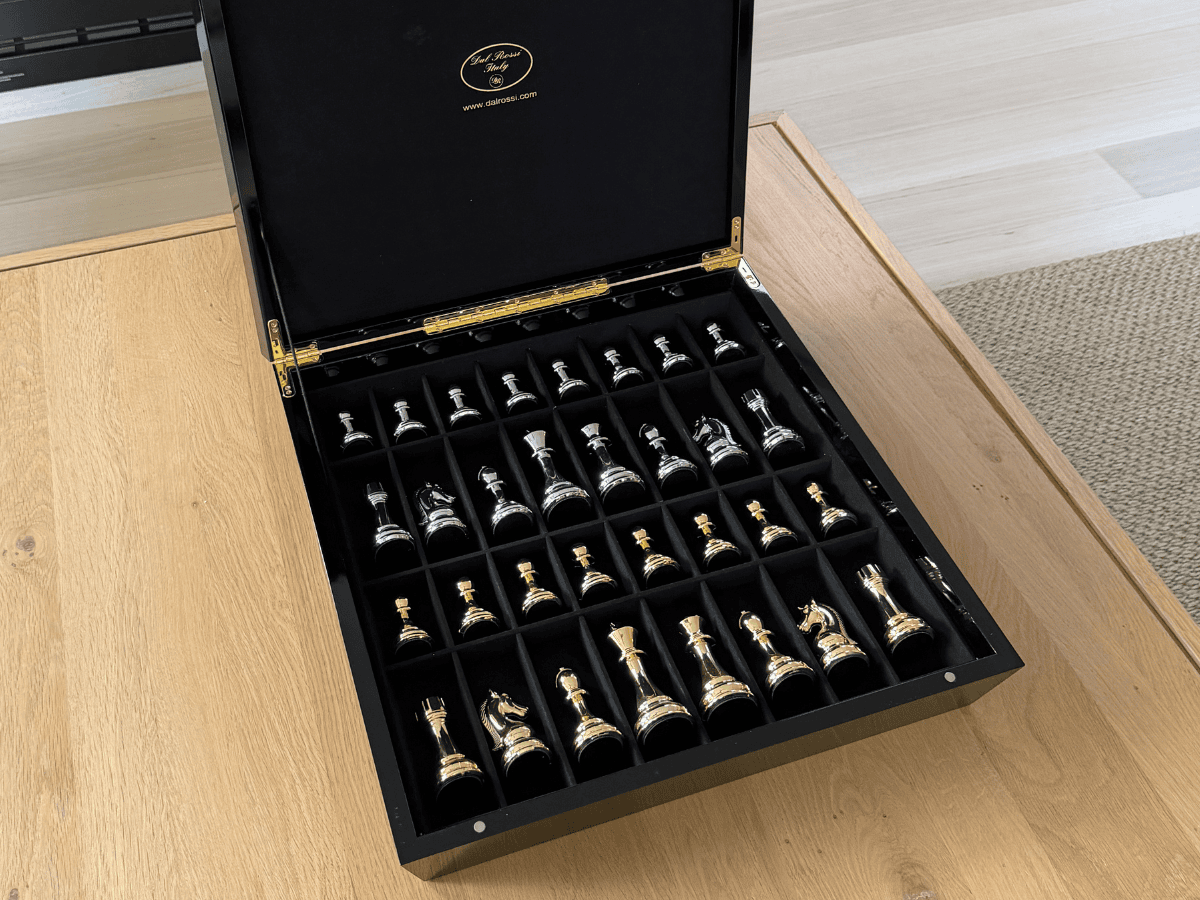 Dal Rossi chess pieces up close