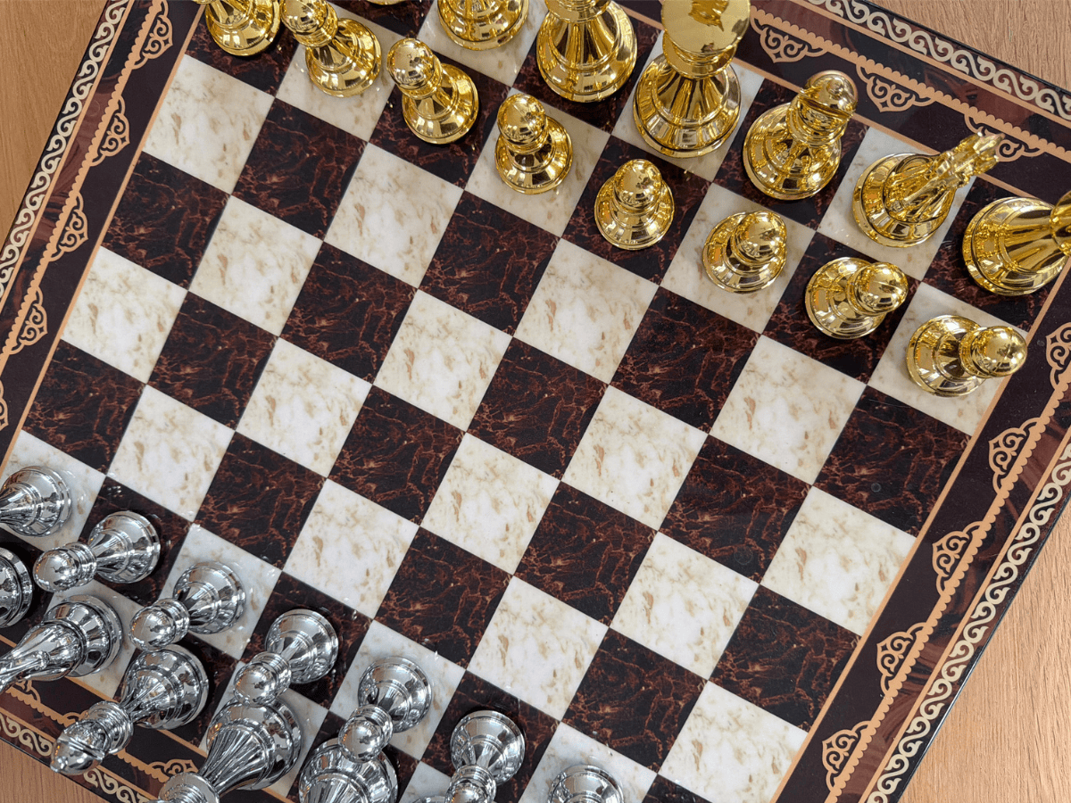 Dal Rossi chess set mid-game