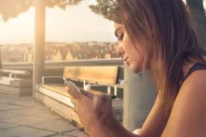 Vrouw eenzaam op haar telefoon