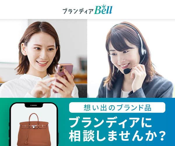 ブランディアの宅配買取サービスを案内する女性オペレーターとユーザーの画像