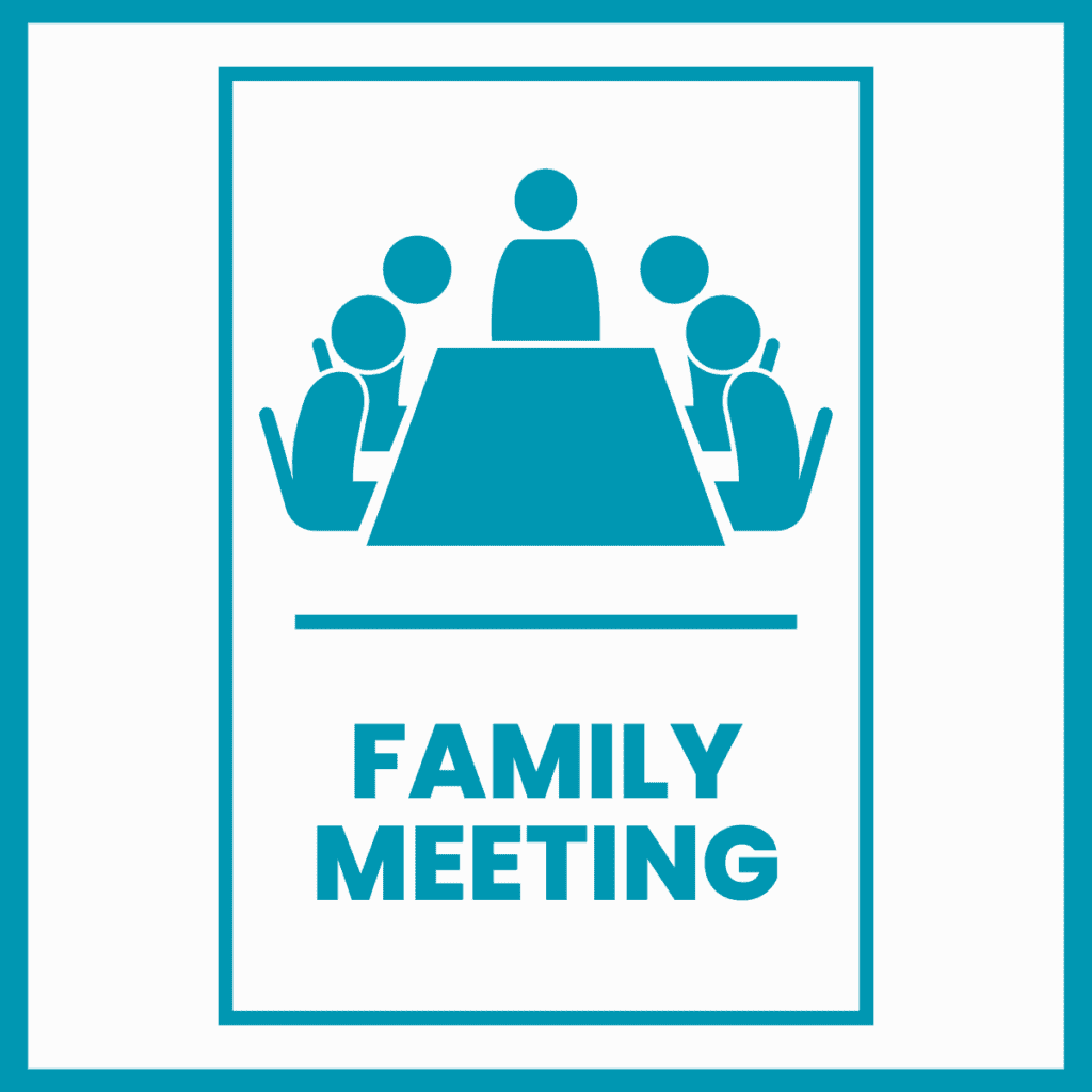 テーブルを囲んで話し合う5人の家族を描いたアイコン。FAMILY MEETINGの文字入り