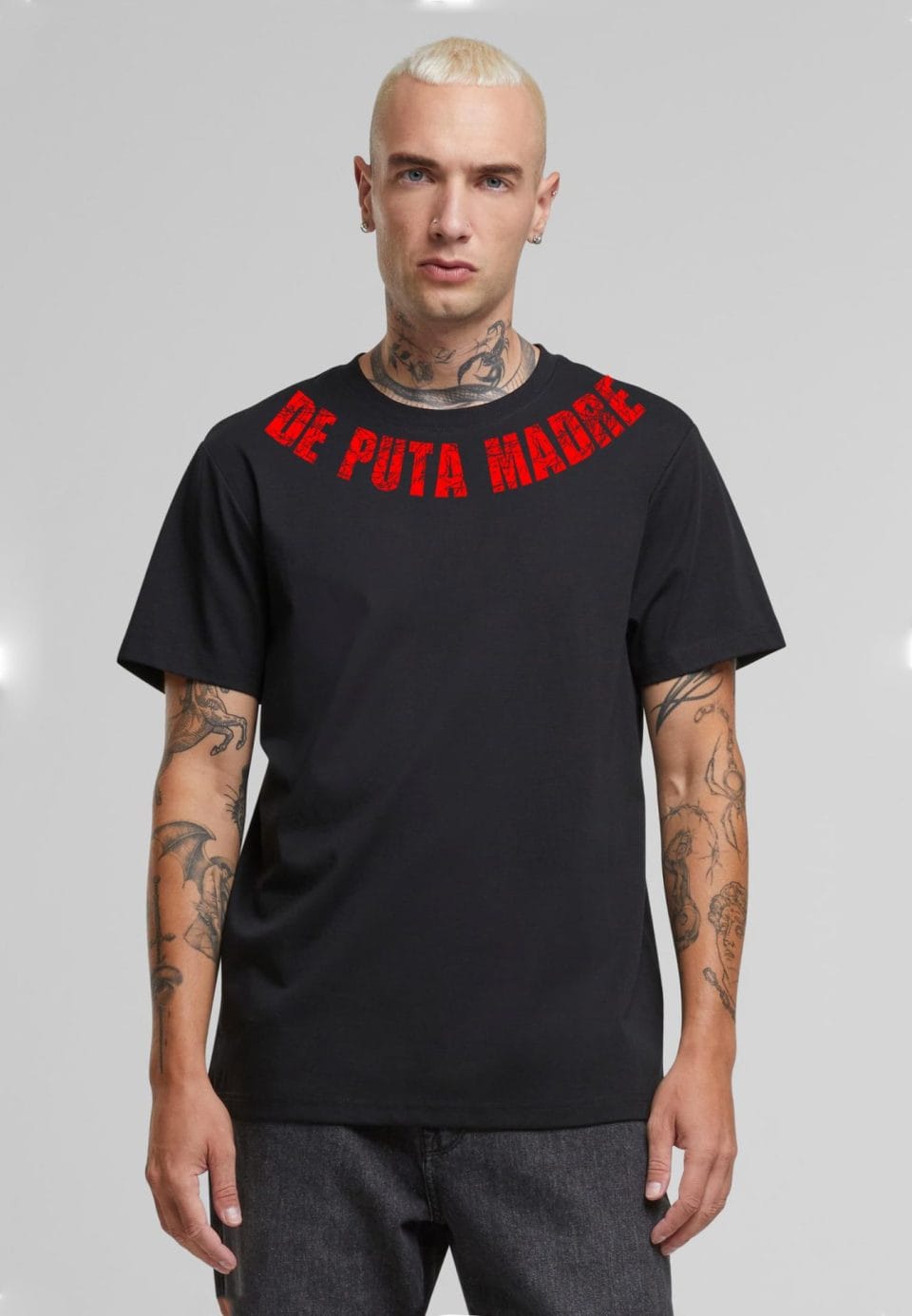 Bold black streetwear t-shirt with "De Puta Madre" red lettering, highlighting Italian street fashion.