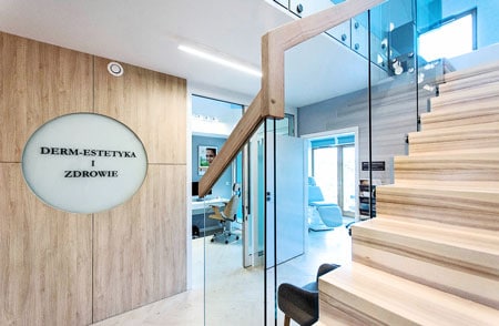 Nowoczesne wnętrze kliniki Derm-Estetyka w Gdyni, przestrzeń do zabiegów medycyny estetycznej.